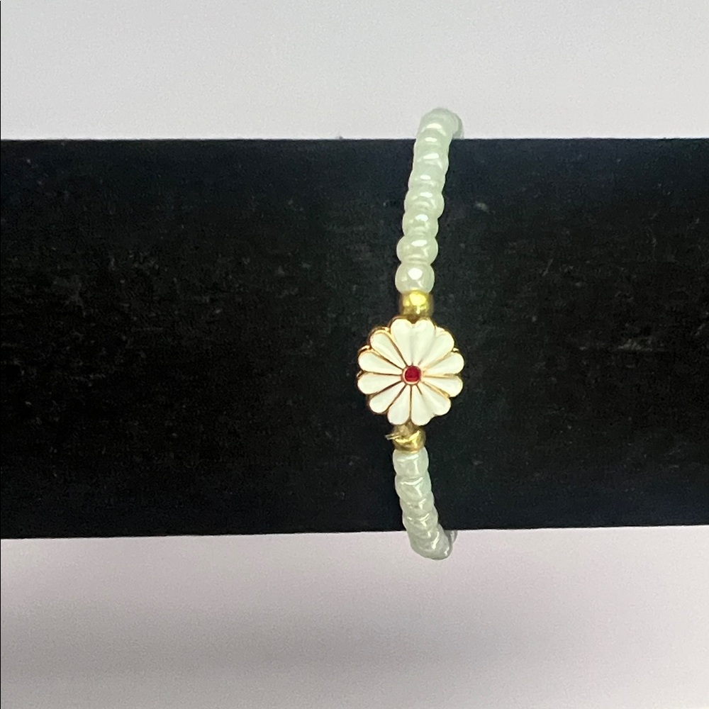 Elegant Gold and White Flower Bracelet